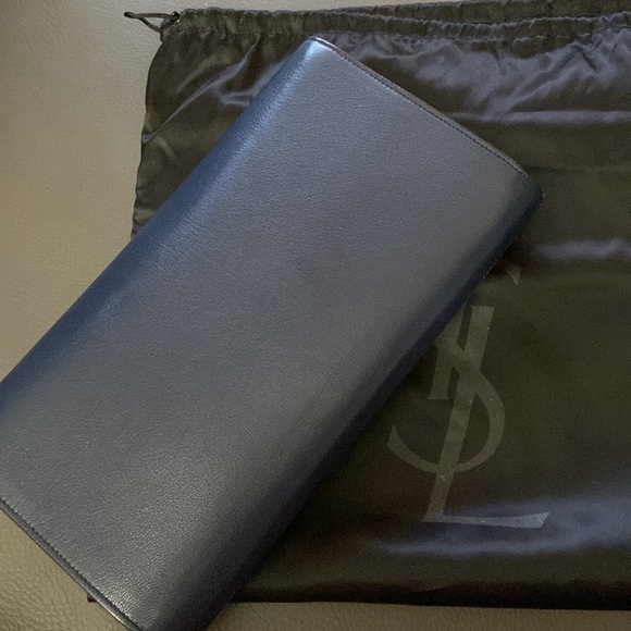 Authentic YSL clutch in Great Condition, Navy Blue. Comes with dust bag - Picture 2 of 11
